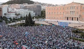 Το Σύνταγμα γεμίζει, οι πολιτικοί παρακολουθούν...