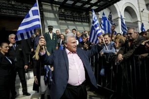 ΤΟ «ΠΑΡΩΝ» ΣΤΟ ΣΥΛΛΑΛΗΤΗΡΙΟ δίνουν οι πολιτικοι (εικόνες)