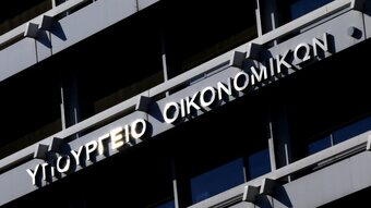 Στραγγίζουν τη ρευστότητα και με στάση πληρωμών καθώς καθυστερεί η λύση για το χρέος