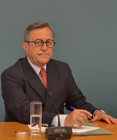 Οι Πρώτες 100 Ημέρες της Αντεπανάστασης Τραμπ: Μια Τεκμηριωμένη Αποτίμηση